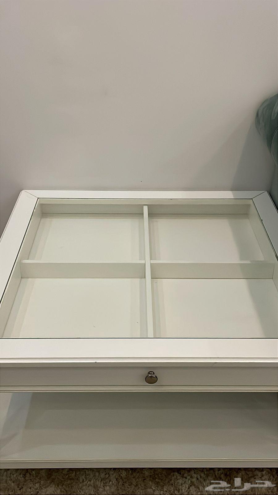 طاولة للبيع64538643528322110