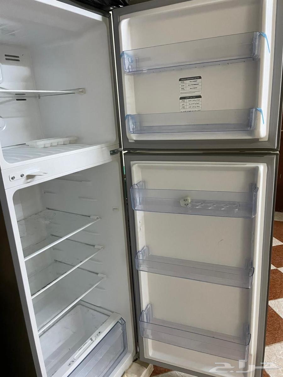 A really nice new big fridge and a new screen, I swear64542260643971113