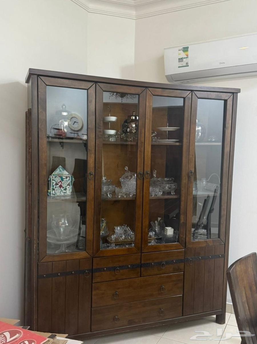 غرفة طعام مكونه من طاوله و8 كراسي وبوفيه وادراج مع مرايه64410782971650112