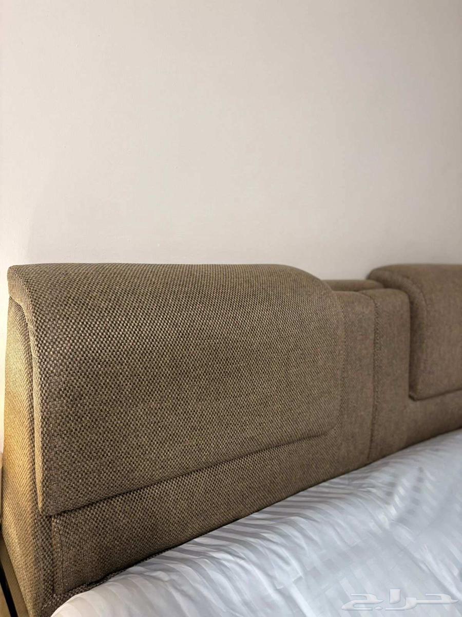للبيع سرير تركي مقاس 190 200 بالمرتبه مع عدد 2 كومودينو64407391480194110