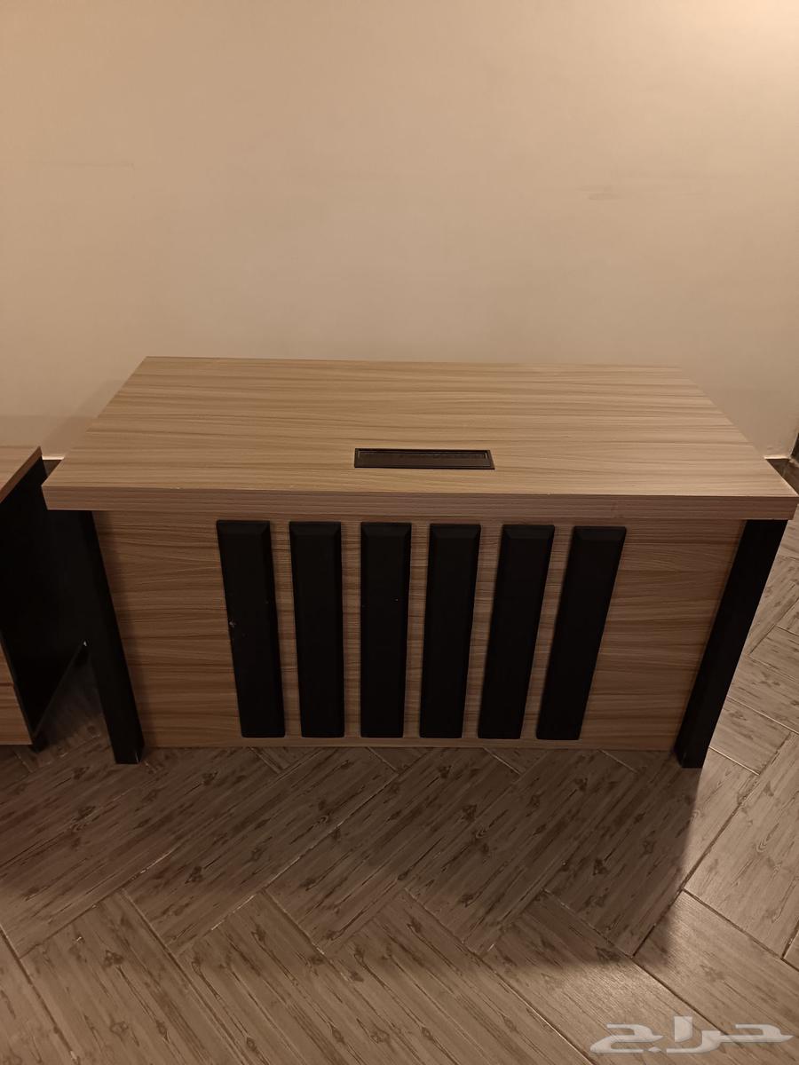 Office desk, drawers, and closet, almost new, used for one month64408385949570110