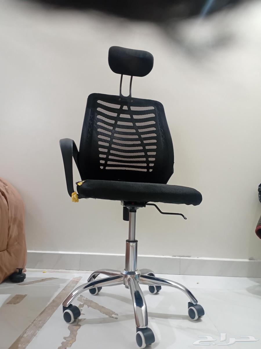 كرسي مكتب التكالي على اليسار تم كسرها والقماش مشقوق64411122047362110