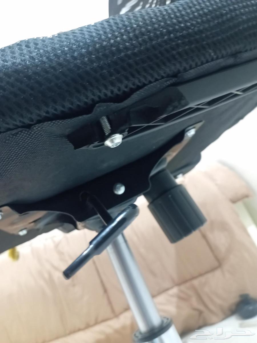 كرسي مكتب التكالي على اليسار تم كسرها والقماش مشقوق64411122047362112