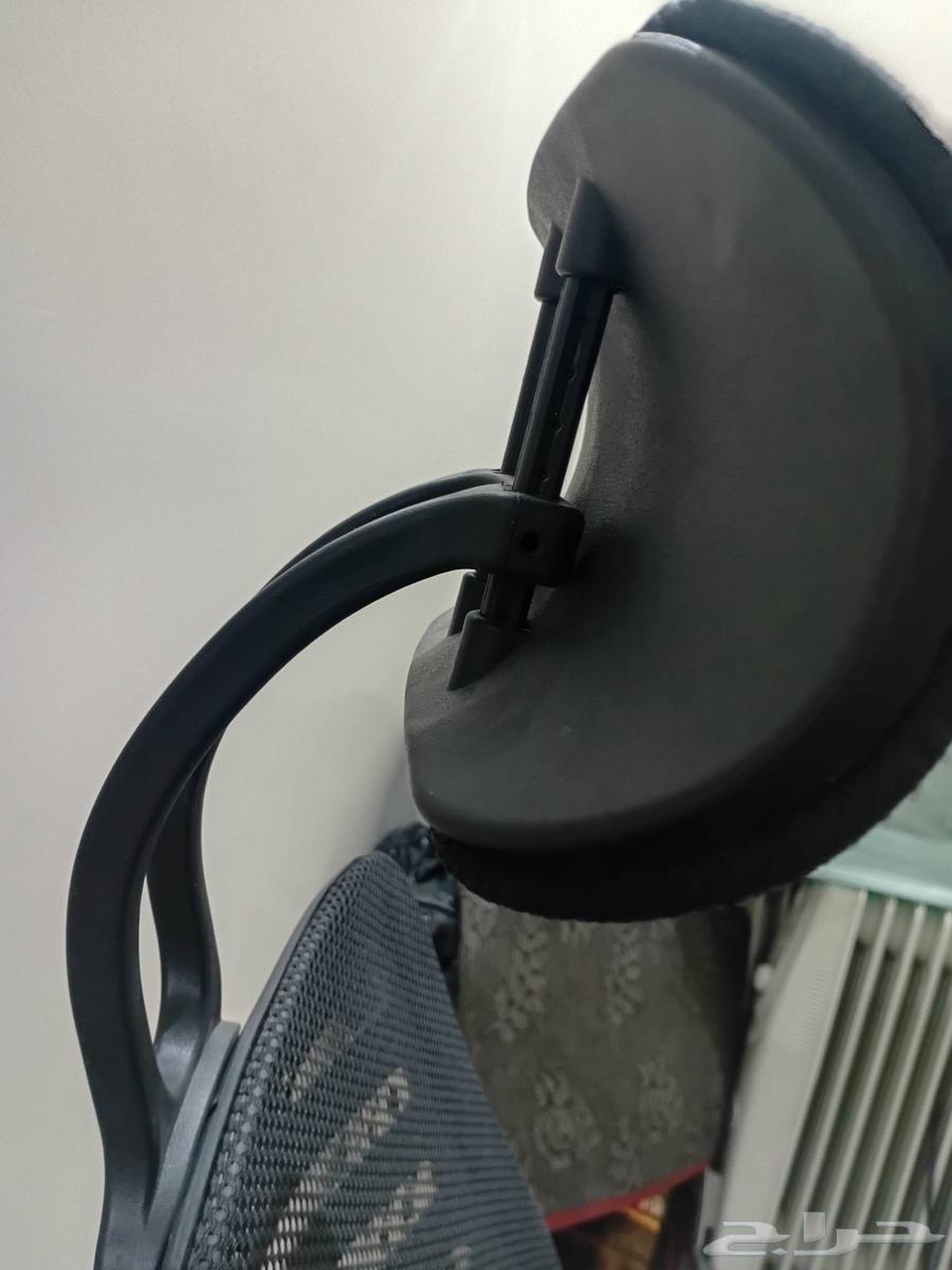 كرسي مكتب التكالي على اليسار تم كسرها والقماش مشقوق64411122047362111