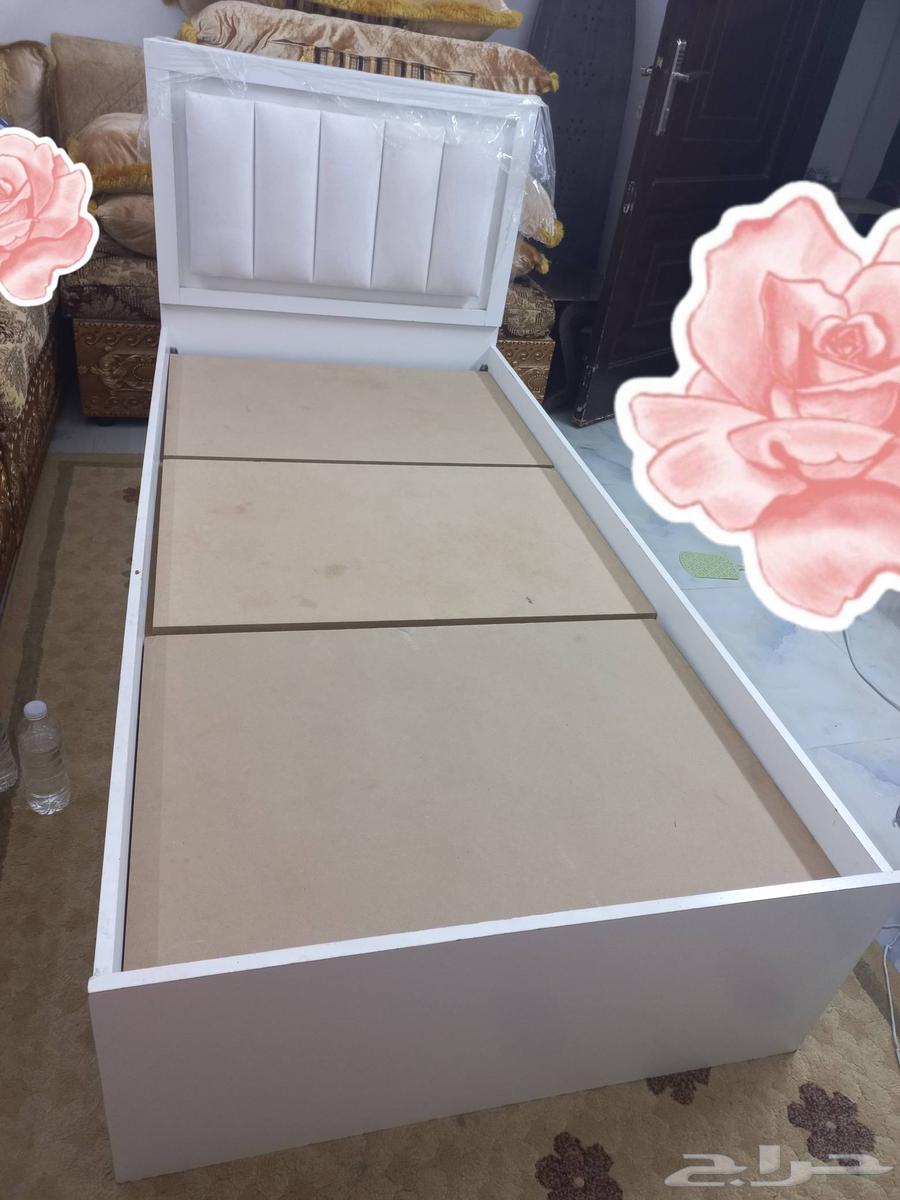 سريرين للبيع لونهم ابيض ونظيفه64405334372993111