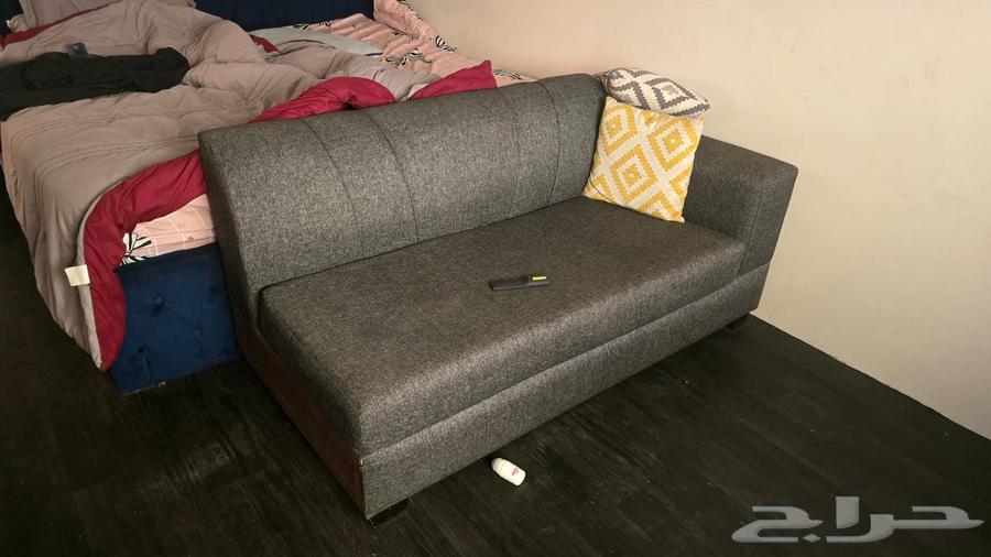 A complete corner set with a semi-new table64411297514241112