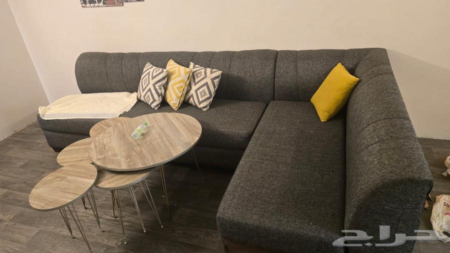 A complete corner set with a semi-new table64411297514241110