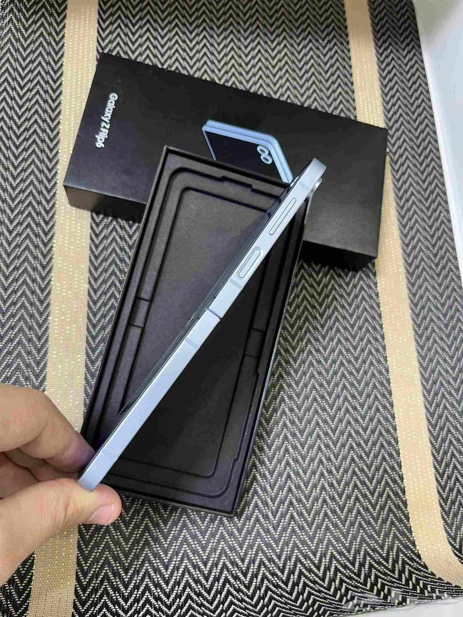 زد فليب 6 ازرق 512 كامل اغراضه خدوش بسيطه جدا استخدام خفيف64405569137922114