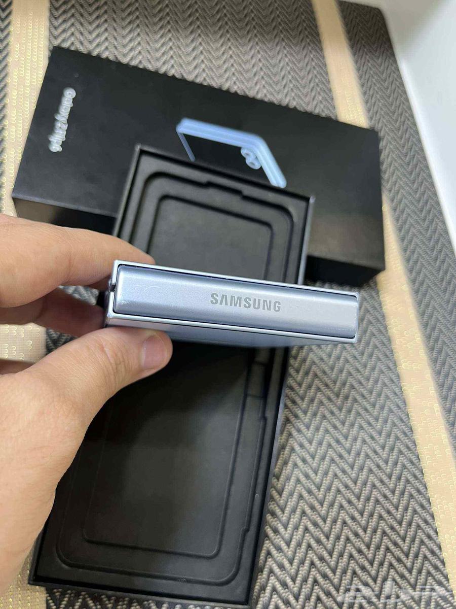 زد فليب 6 ازرق 512 كامل اغراضه خدوش بسيطه جدا استخدام خفيف64405569137922111