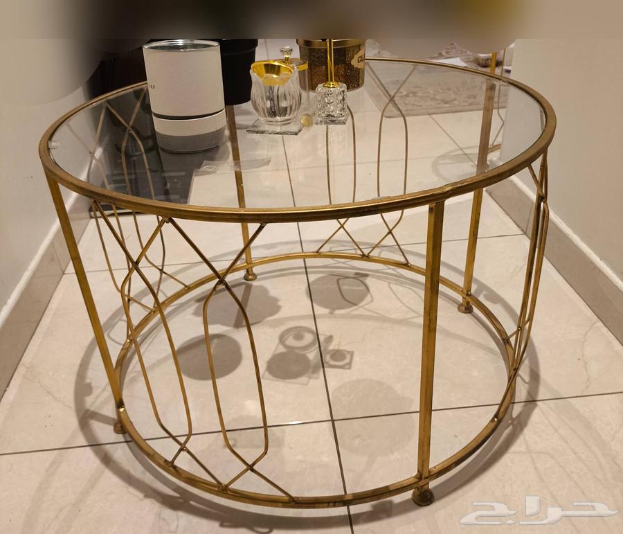 A set of two tables, one large and the other for service64406430705538111