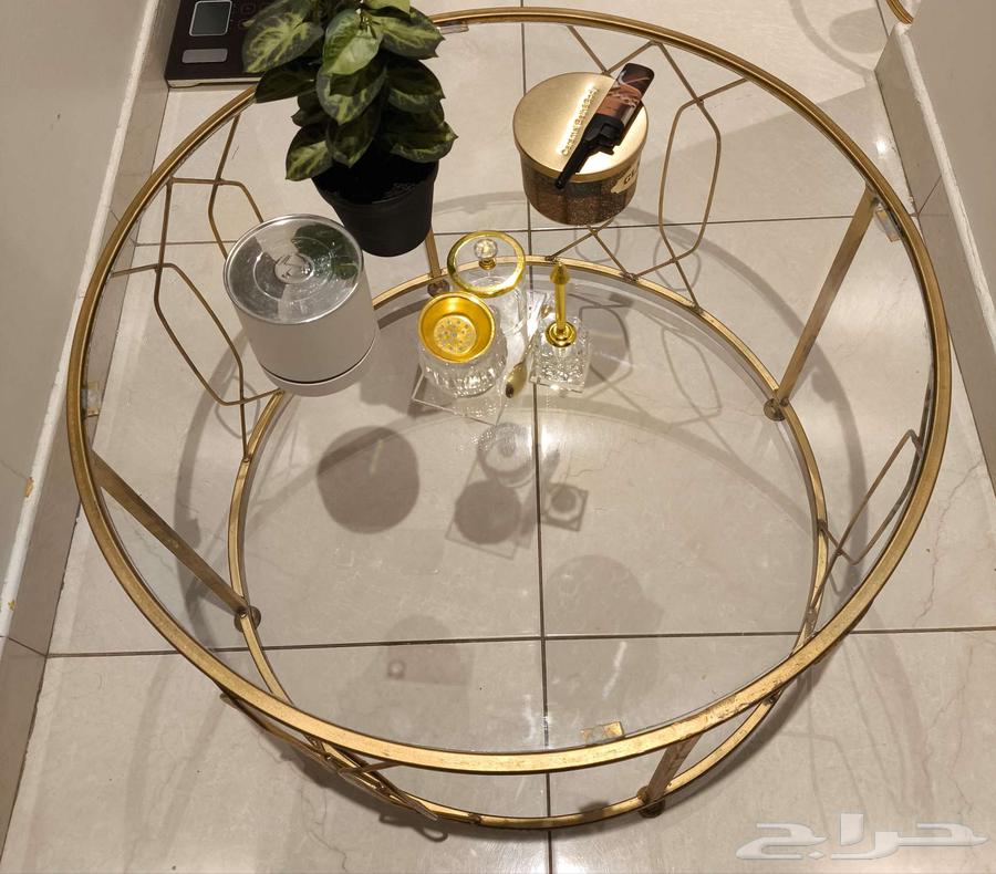 A set of two tables, one large and the other for service64406430705538110