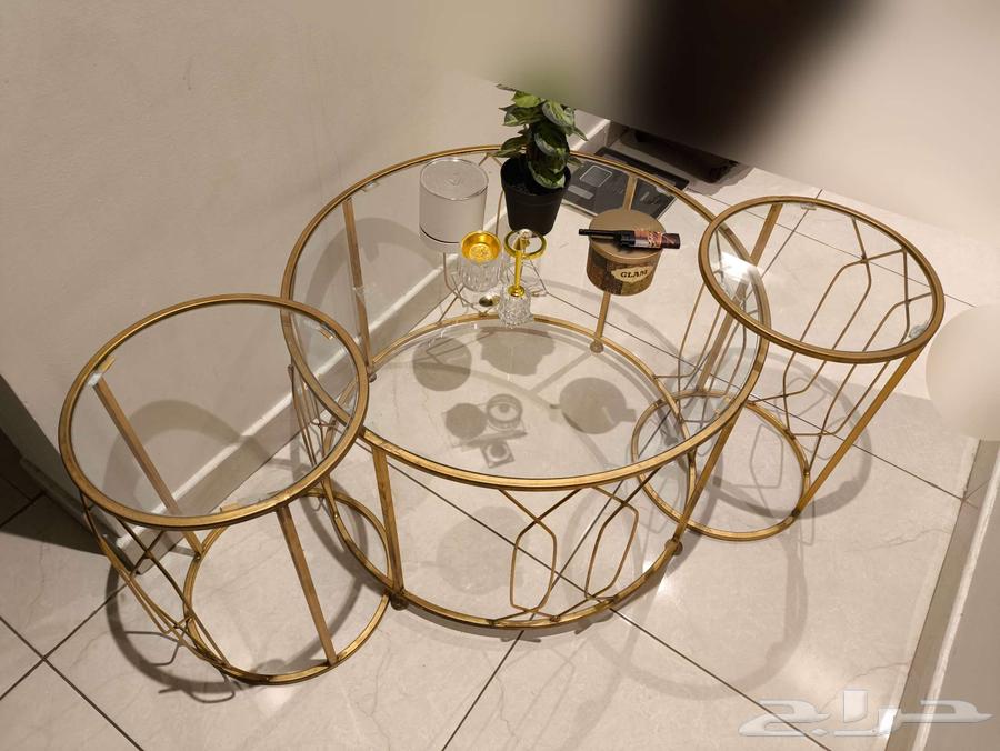 A set of two tables, one large and the other for service64406430705538112