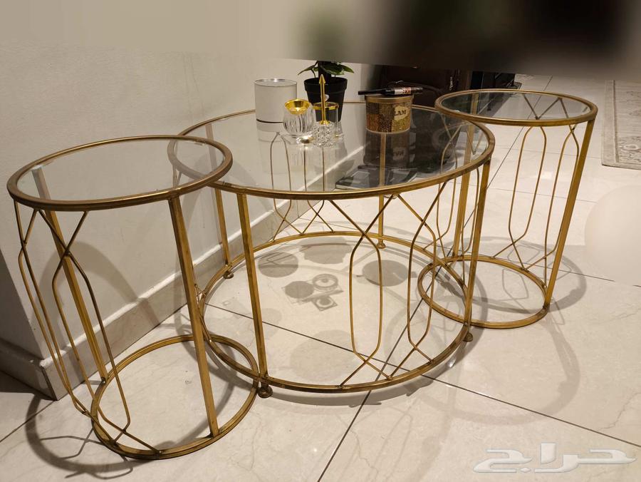 A set of two tables, one large and the other for service64406430705538113