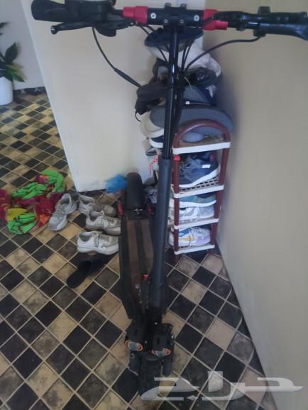 The monster scooter is available. With the charger, but the tire is flat. It needs to be changed.64405805708418111