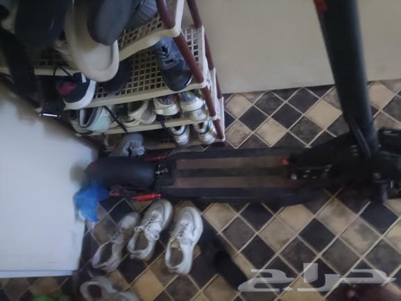 The monster scooter is available. With the charger, but the tire is flat. It needs to be changed.64405805708418110