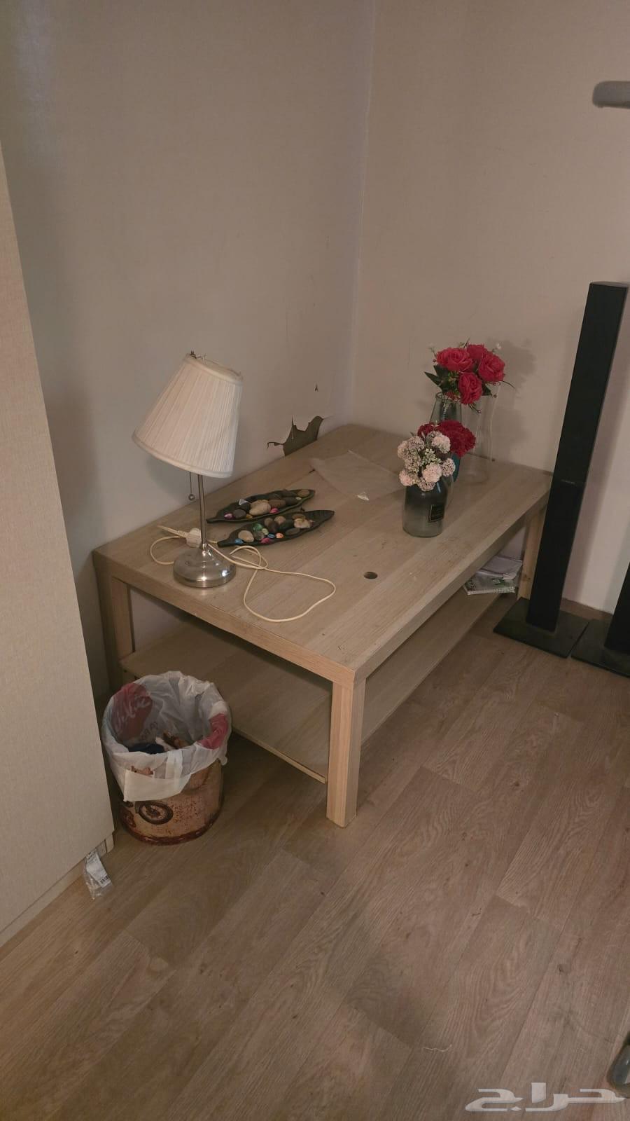 A complete corner set with a semi-new table64411297514241113