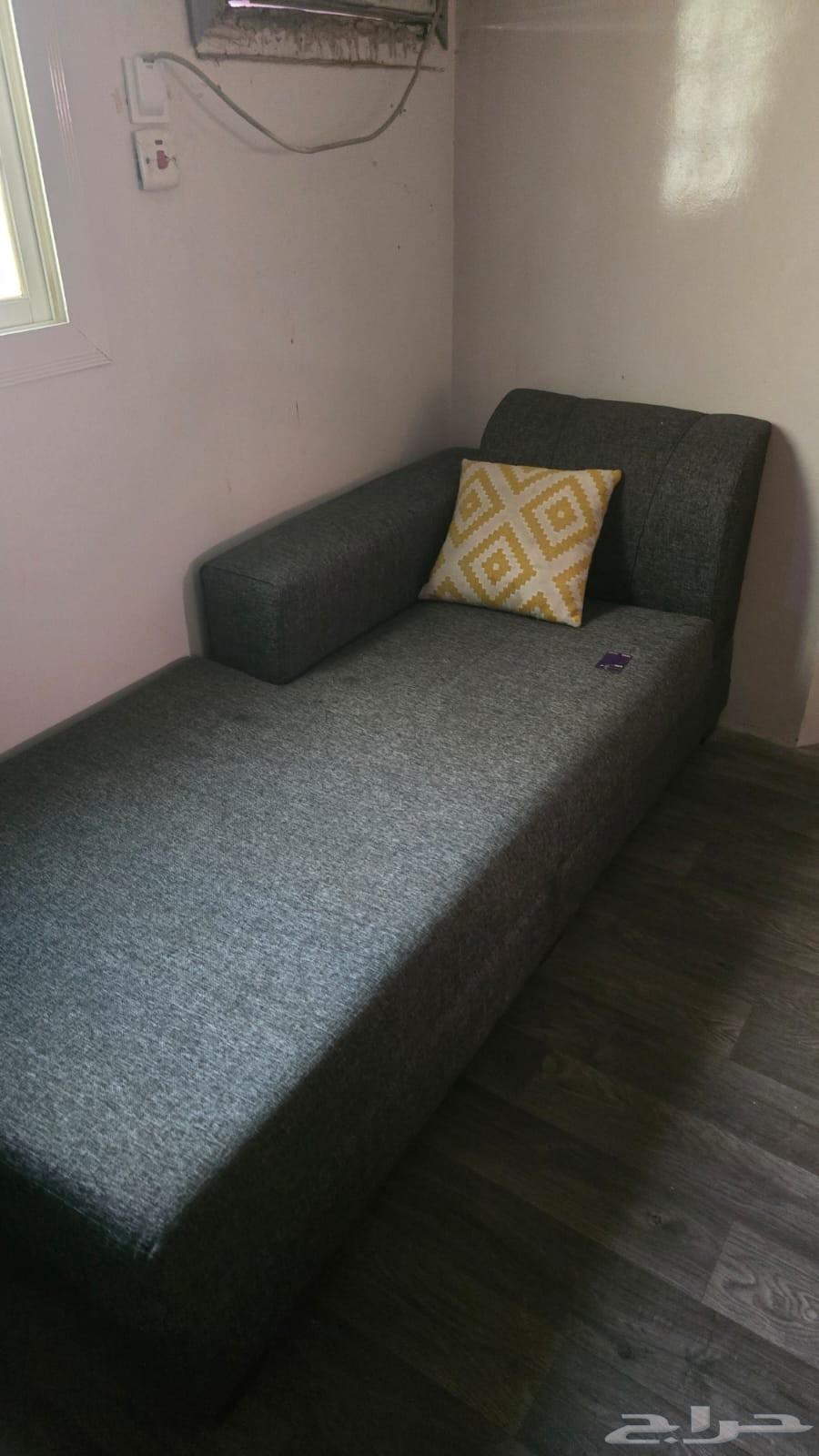 A complete corner set with a semi-new table64411297514241111