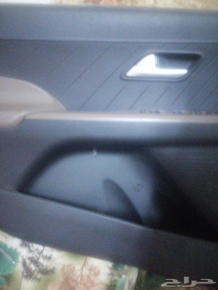 Clean left accent door decor with contents64563991969155110