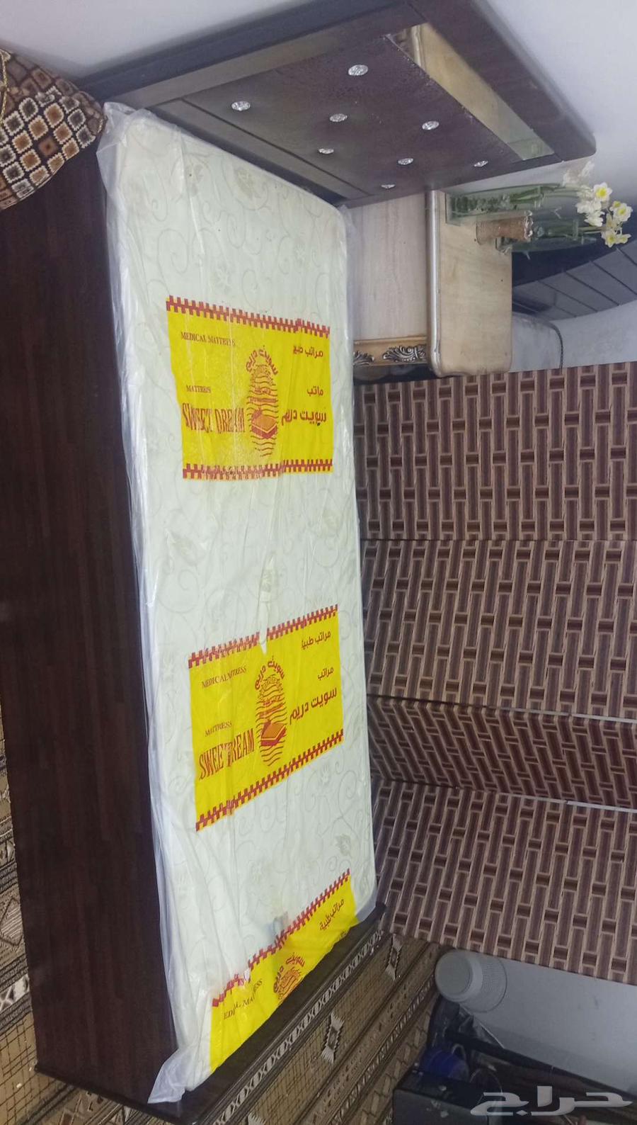 Bed with mattress64543789698307111