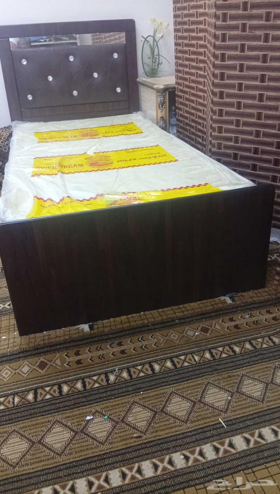 Bed with mattress64543789698307112