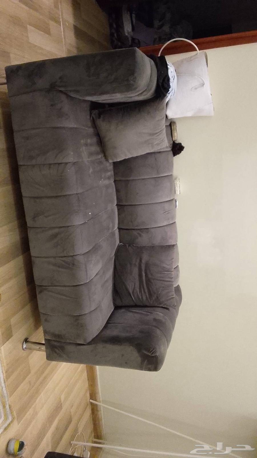 كنب رمادي مع الطولات والستاره نظيف جدا جدا64546440422531110