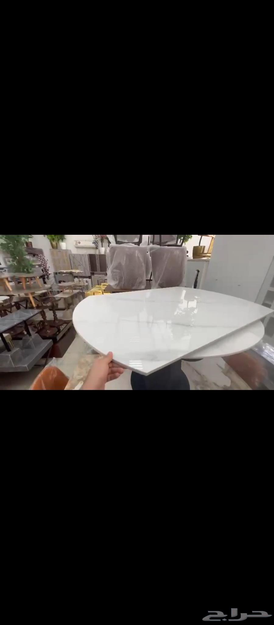 Expandable and collapsible table64546637354243110