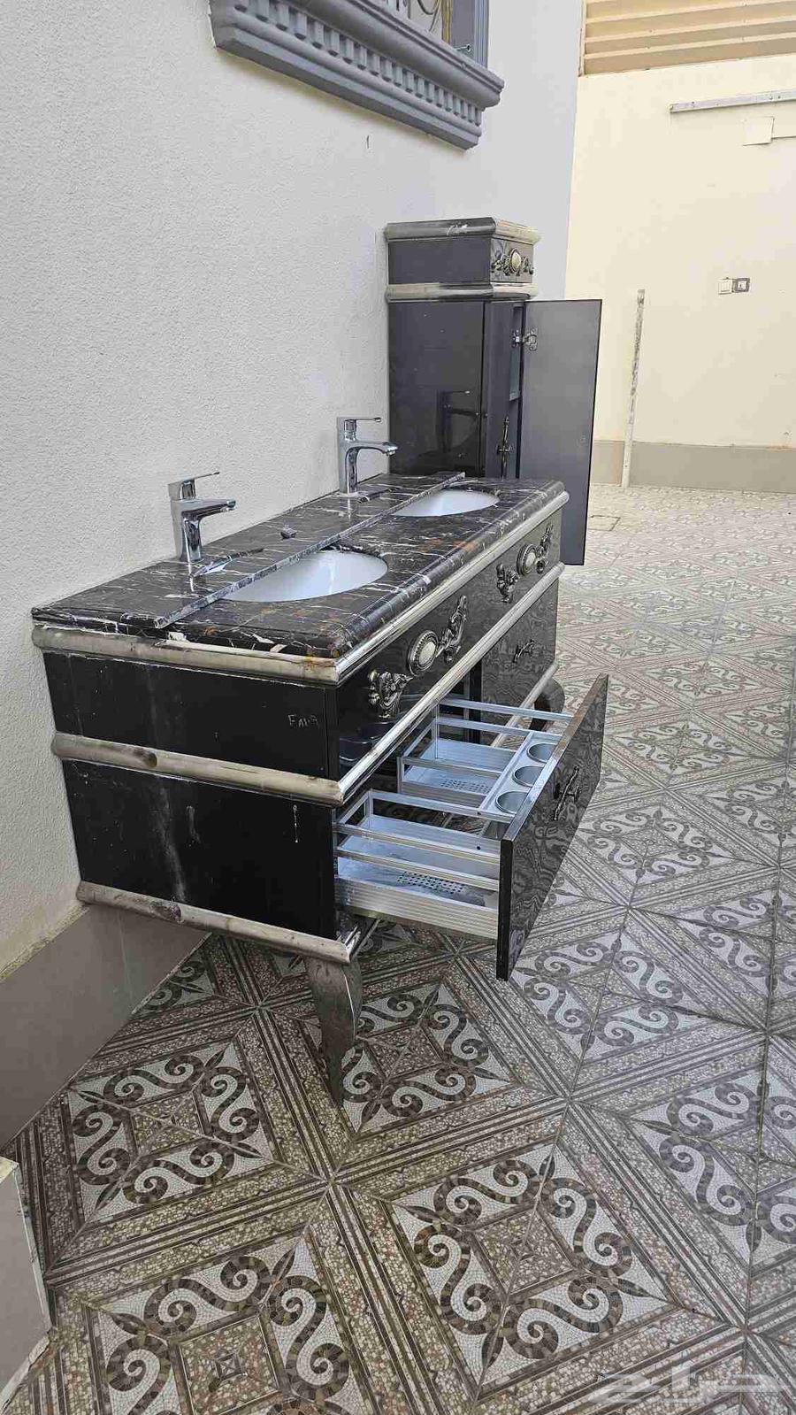 للبيع مغسله كامله فترينه وادراج بحاله ممتازه جدا64533450955009110