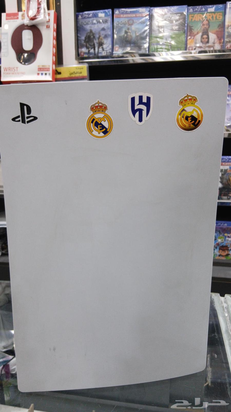 Sony 5 with 825 storage and two controllers64552774864897111