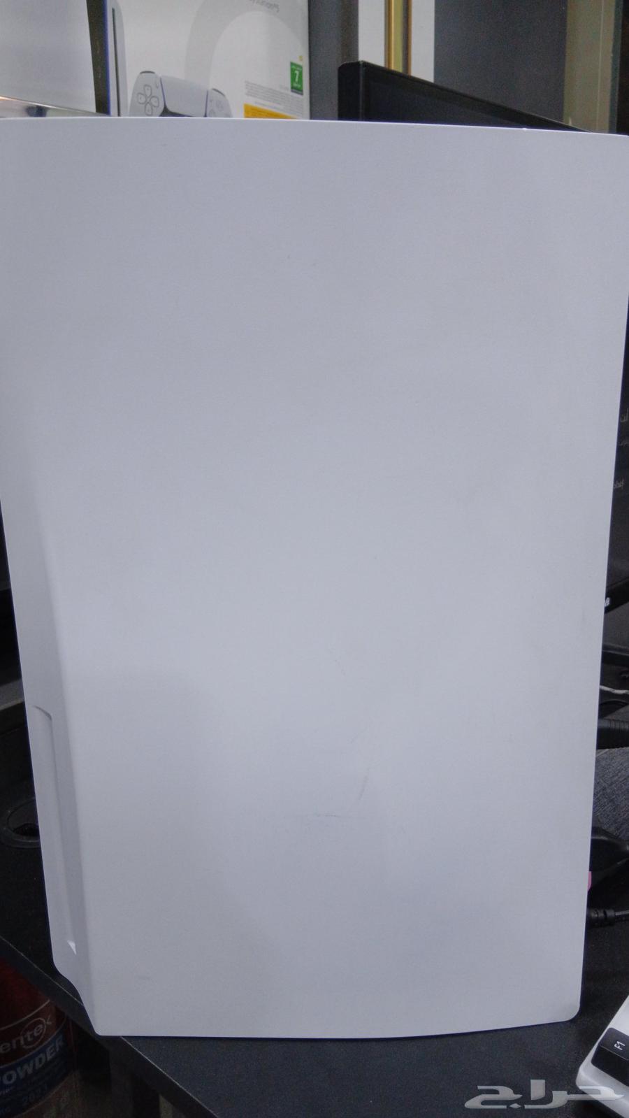 Sony 5 with 825 storage and two controllers64552774864897110