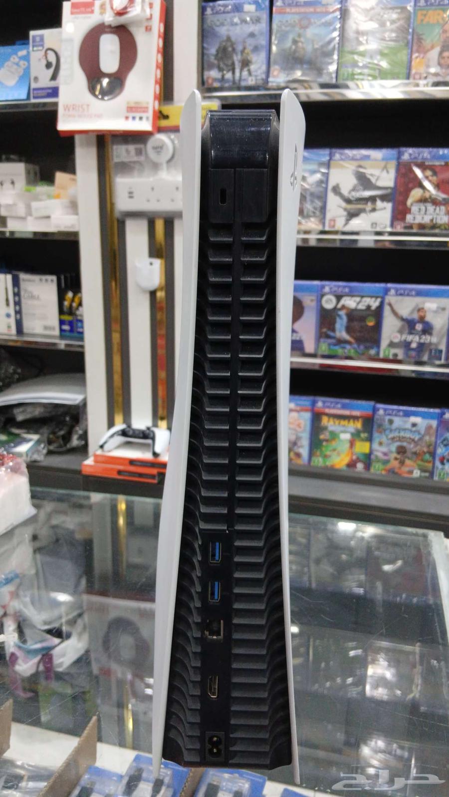 Sony 5 with 825 storage and two controllers64552774864897112