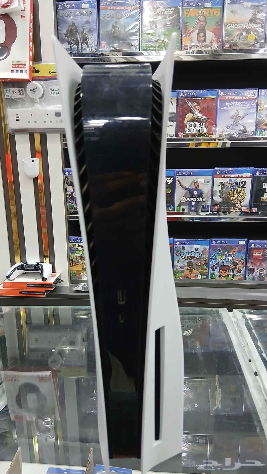 Sony 5 with 825 storage and two controllers64552774864897114