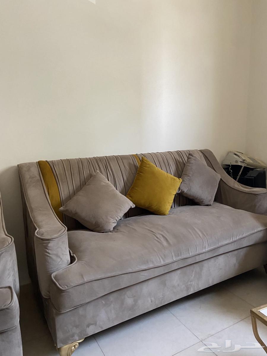 كنب نضيف خالي من الكسور ومعه بف وستارة للتواصل واتس64553044336258110