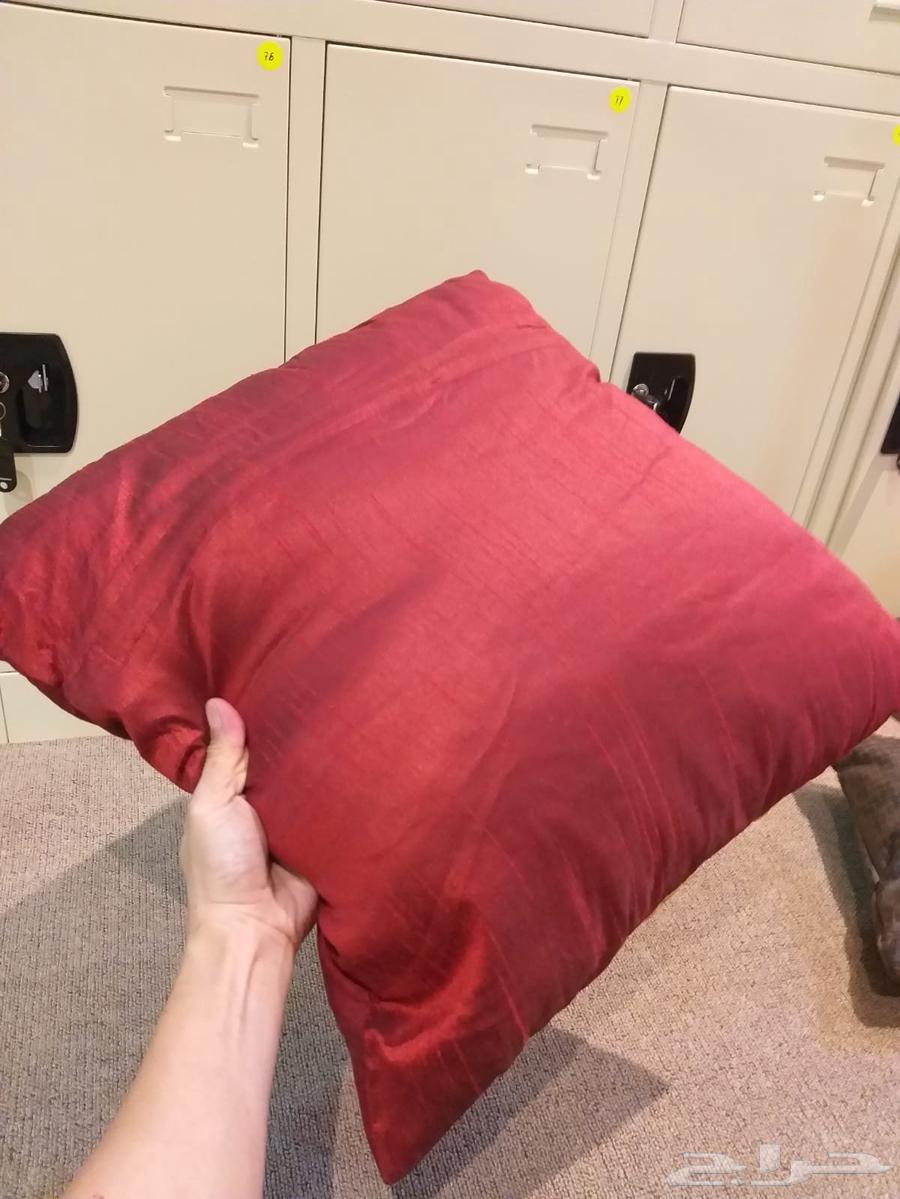 Assorted Cushions and Pillows64548730676995111