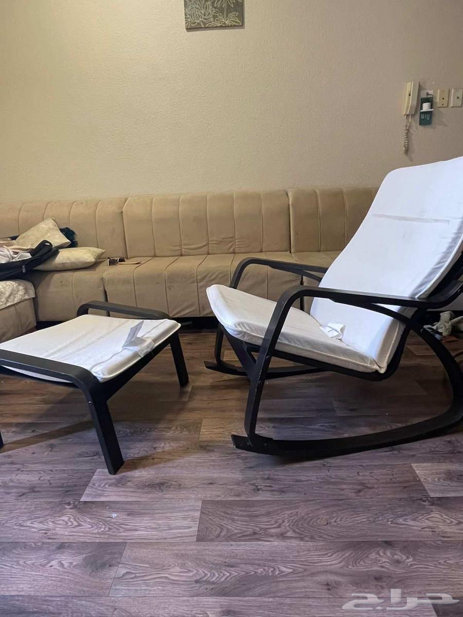 للبيع كرسي هزاز ومعه طاوله64547902326018110