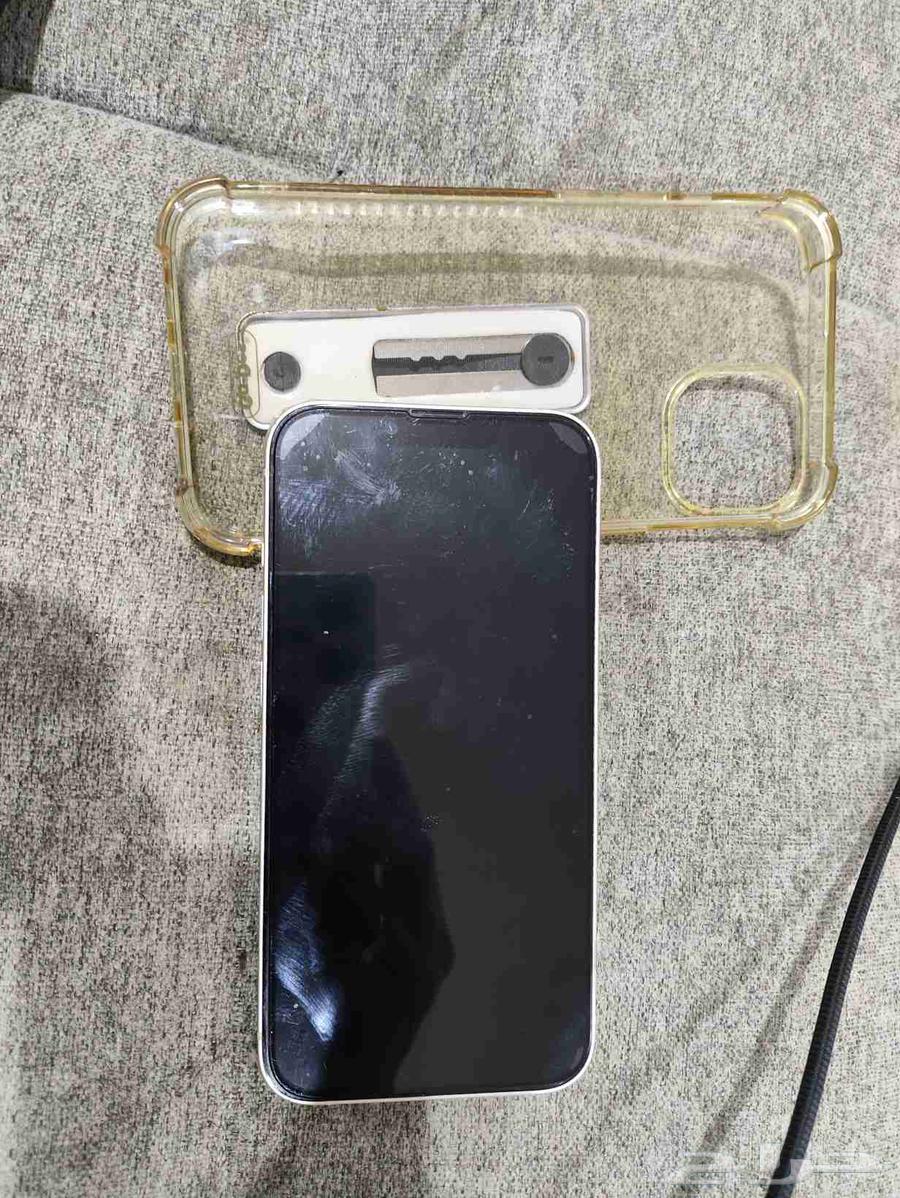 iPhone 13 regular white color, the device is clean and has no issues64549373616643111