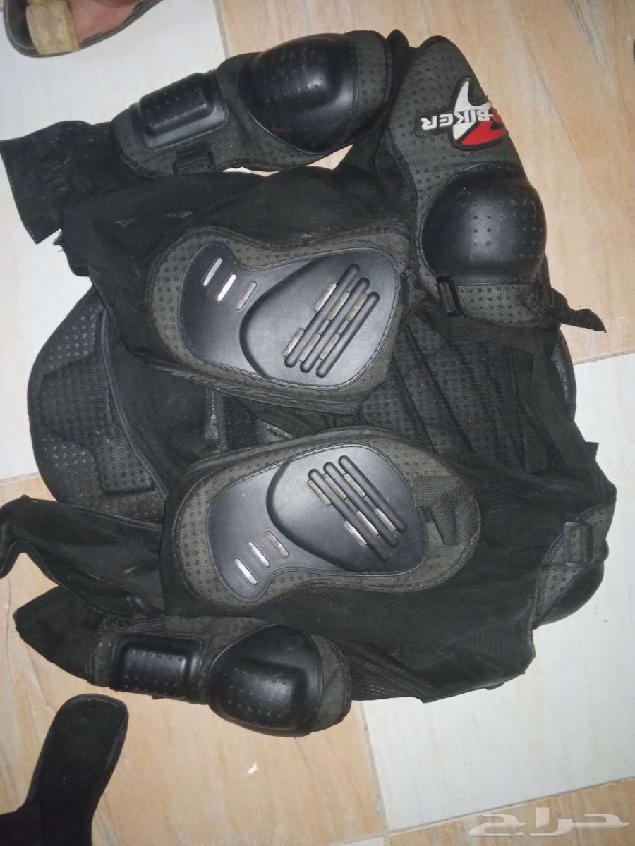 20خوذة تو يو و20زوج حماية ارجل وعشر حامية ضهر وصدر لسواقين ا64543747515139111