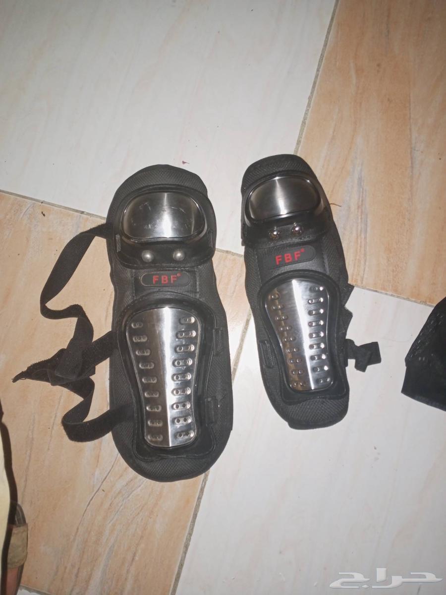 20خوذة تو يو و20زوج حماية ارجل وعشر حامية ضهر وصدر لسواقين ا64543747515139110