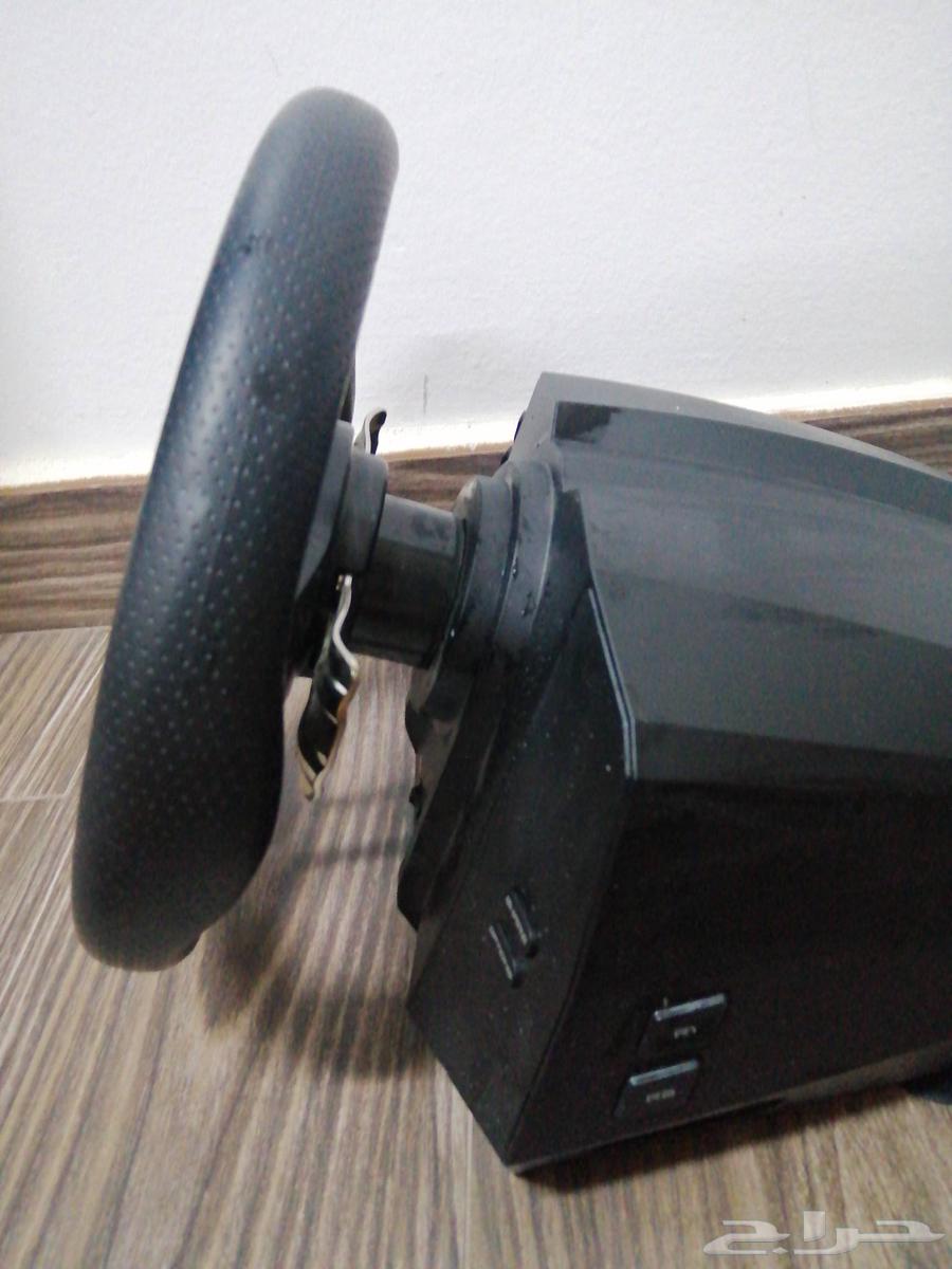 Steering wheel and normal gear shift and pedals with all their commitments64552547962626112