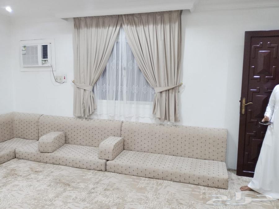 Sofa upholstery, springing, and curtain roller detailing64247241339265110