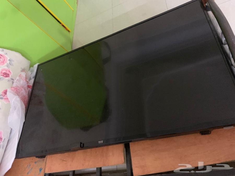 An old Apple iMac screen and a TV screen that don't work64546393471362111