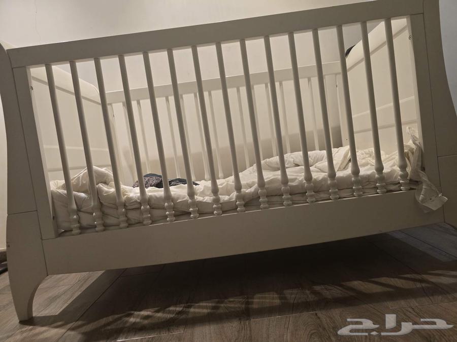 سرير اطفال ابيض استعمال نظيف وجديد من باتري بارن السعر 150064550495203969110