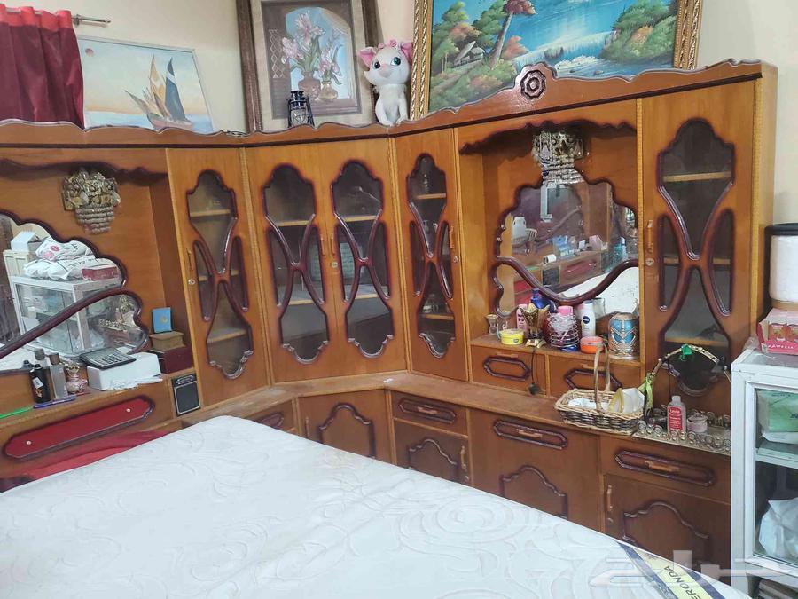 There is a bed, cabinets, and a dressing table for sale64546553745794112