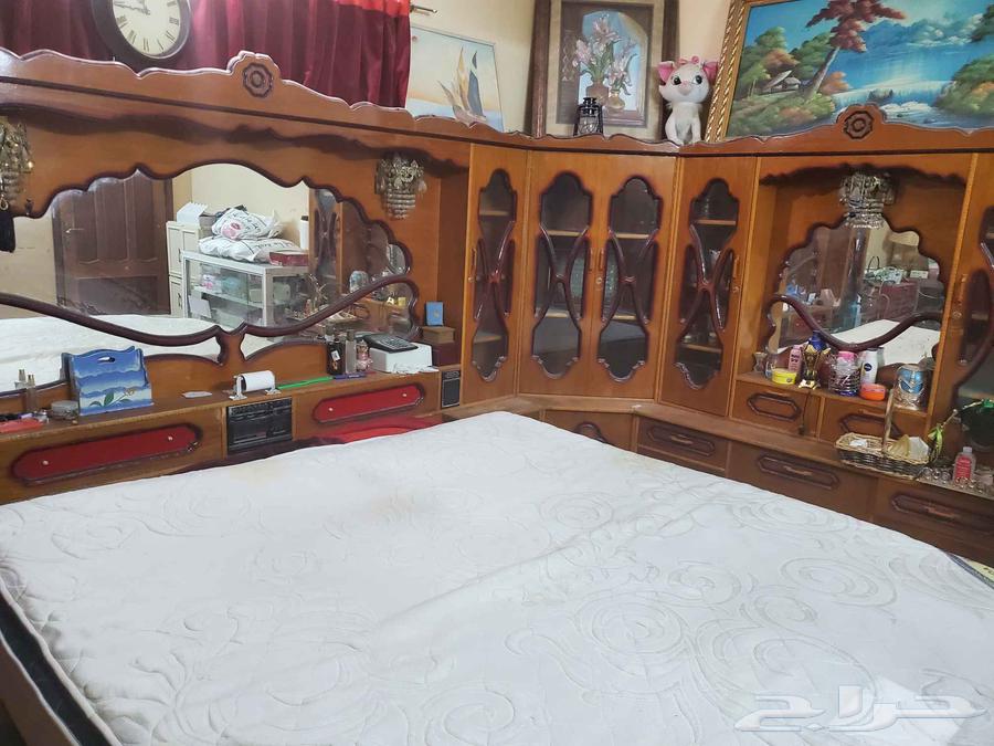 There is a bed, cabinets, and a dressing table for sale64546553745794111