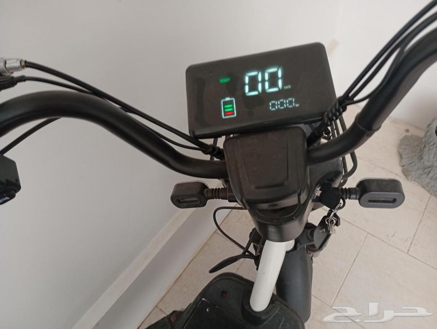 اسكوتر كبير للبيع السرعه 61 ولا فيه شي الاسكوتر جديد والبطار64546175192450110