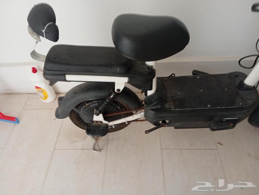 اسكوتر كبير للبيع السرعه 61 ولا فيه شي الاسكوتر جديد والبطار64546175192450111