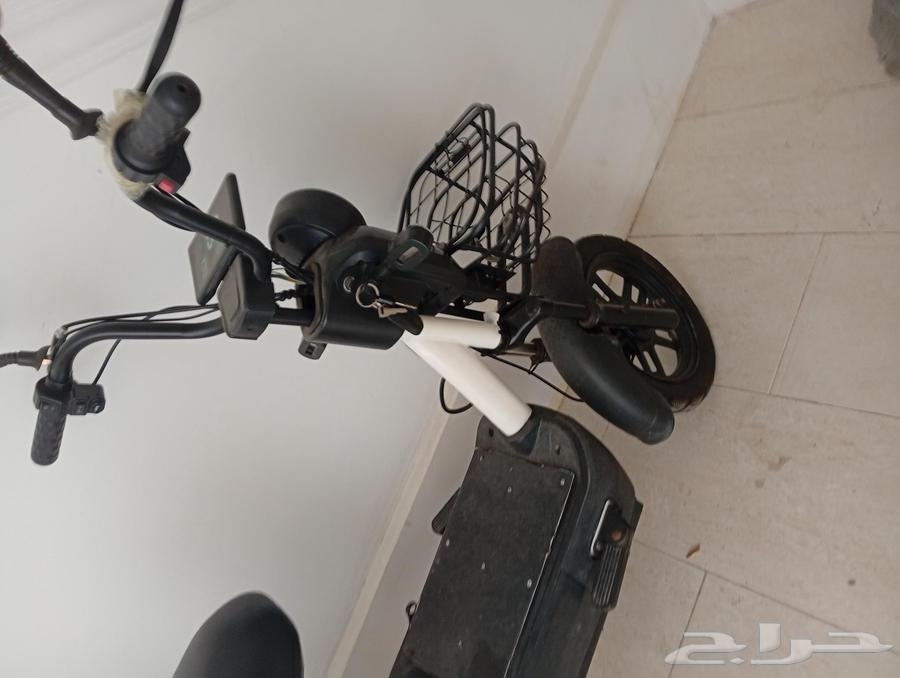 اسكوتر كبير للبيع السرعه 61 ولا فيه شي الاسكوتر جديد والبطار64546175192450112