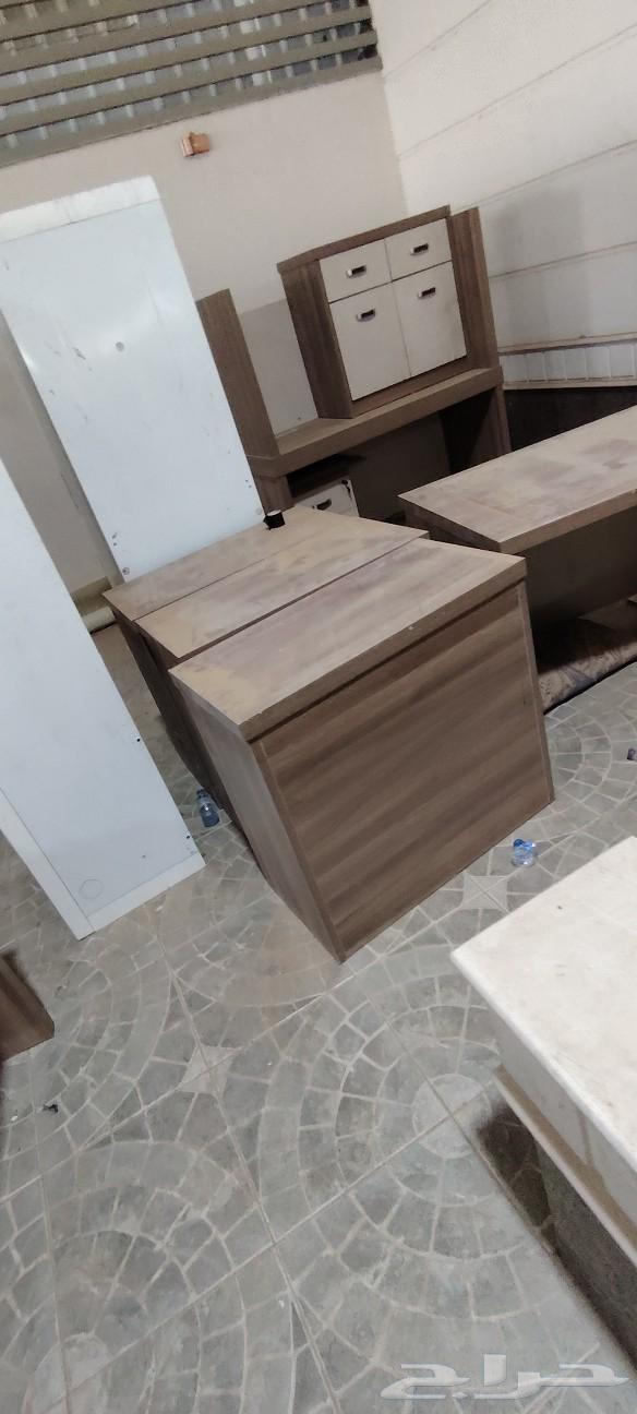 يوجد مكاتب مع الكراسي نضيفه جدا للبيع64544636118401112