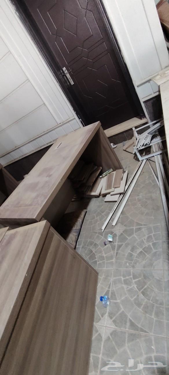 يوجد مكاتب مع الكراسي نضيفه جدا للبيع64544636118401111