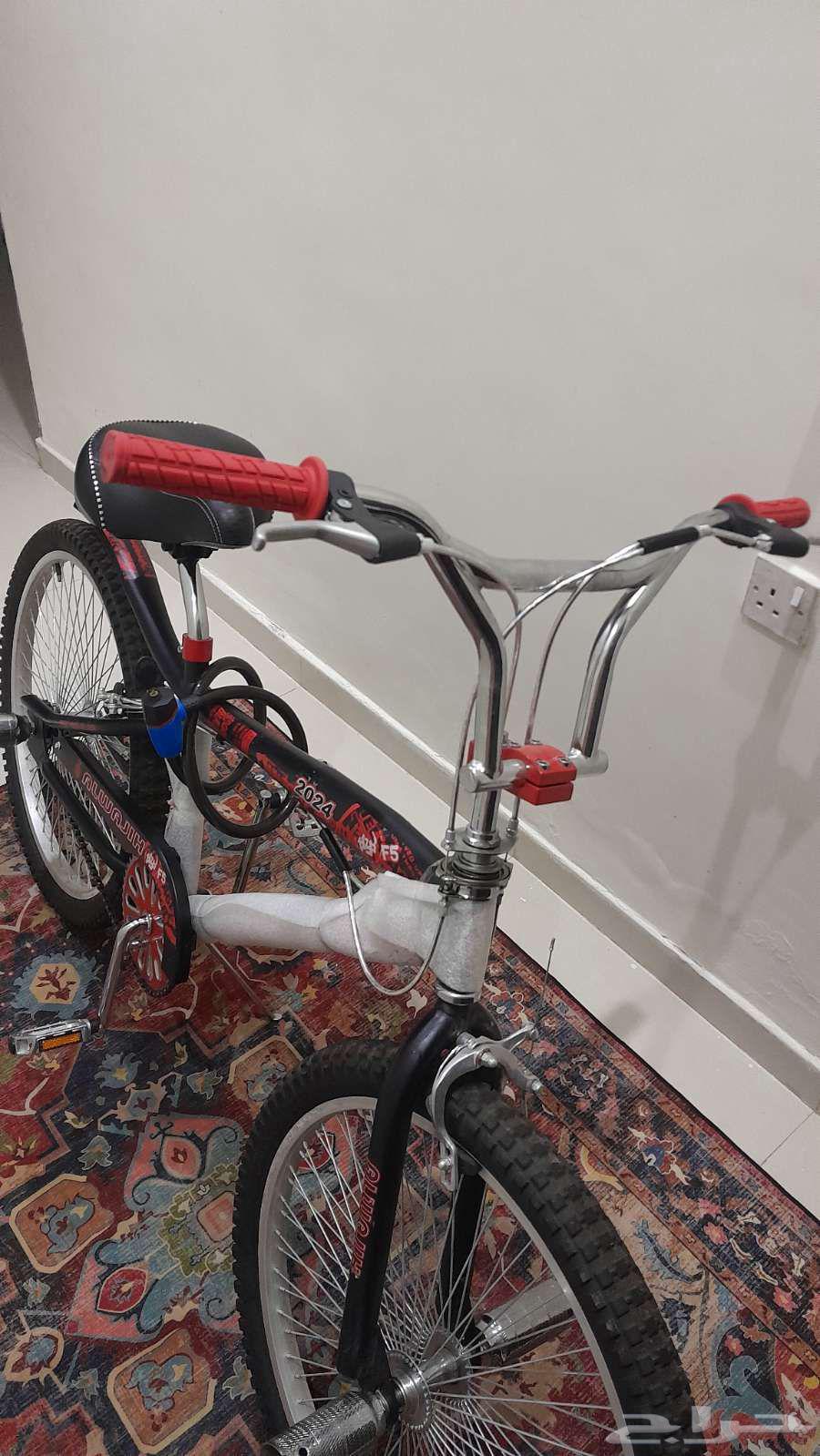 New bike used for only a week, still with its bags, size 2464550332421762110