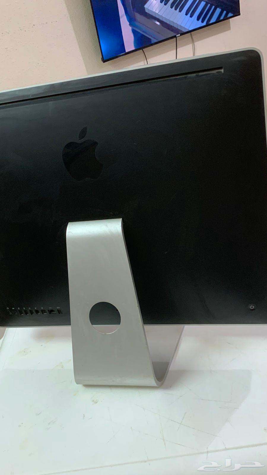 An old Apple iMac screen and a TV screen that don't work64546393471362112